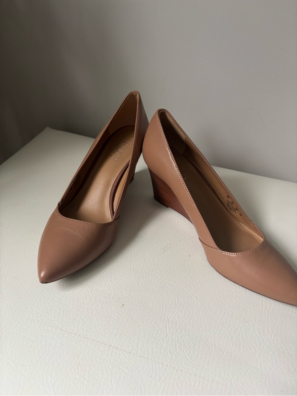 Franko Sarto learher Nude Pointed-Toe Wedge Pumps size US8